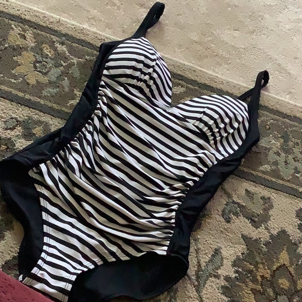 Jocelyn Smith One Piece black white striped size 6 looks new very flattering